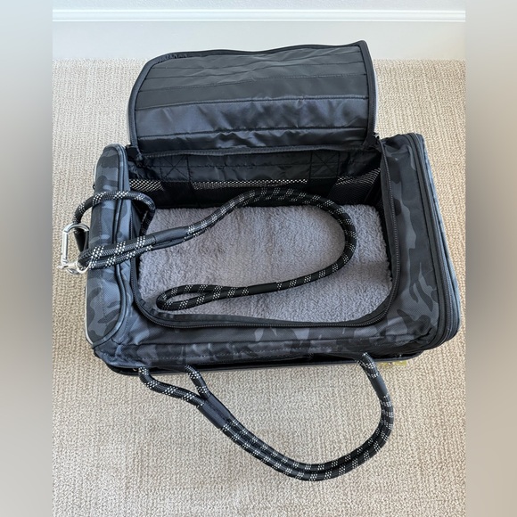 OUT-OF-OFFICE PET CARRIER PRO EDITION with Base Included! - Picture 10 of 13